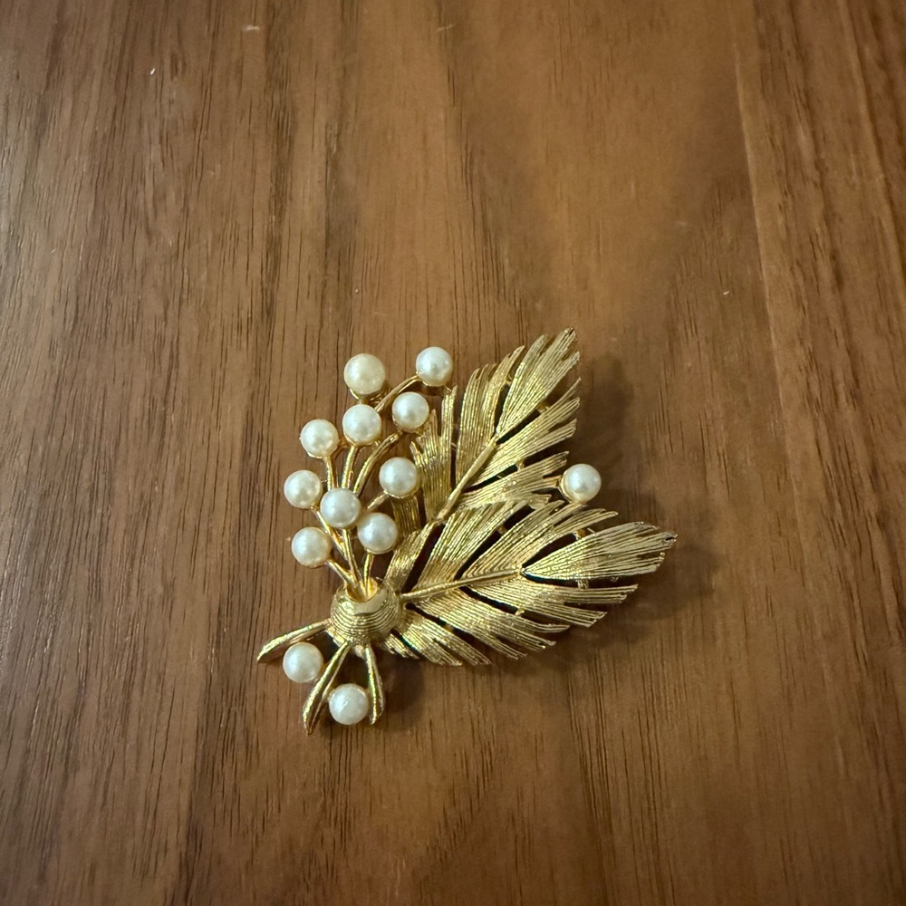 COPY - Vintage Gold Leaf and Pearl Brooch